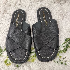 Bettye Muller Keen Crisscross Wide Strap Pebbled Leather Flat Sandals sz 7.5M‎